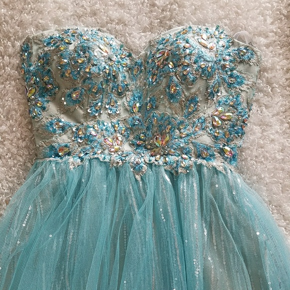 Tony Bowls Dresses & Skirts - NWT Size 0 Tony Bowls cocktail dress